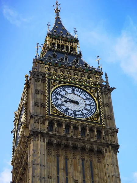 Big Ben y las Casas del Parlamento en el crepúsculo en Londres — Foto de Stock