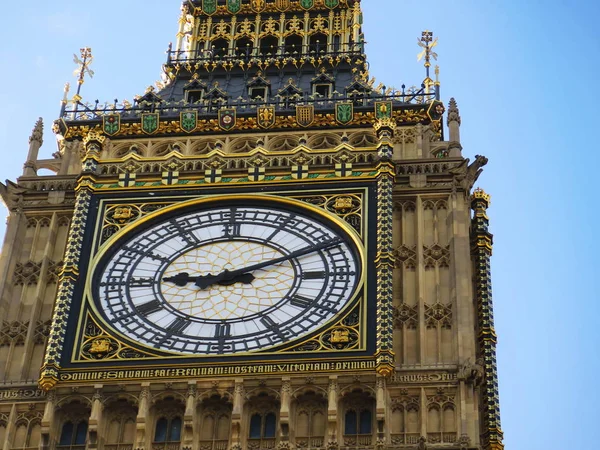 Big Ben y las Casas del Parlamento en el crepúsculo en Londres — Foto de Stock