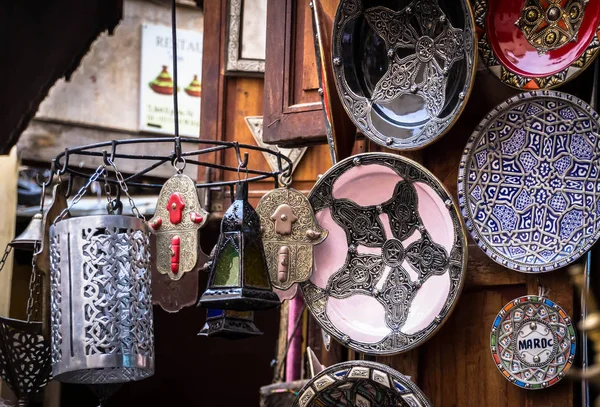 Marokańskie lampy metalowe i ceramiczne, w Medyna w Marrakeszu — Zdjęcie stockowe