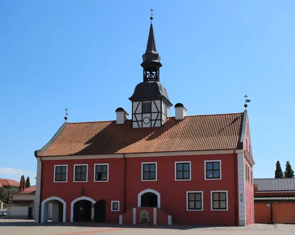 Стара ратуша в місті Bauska в Латвії — стокове фото