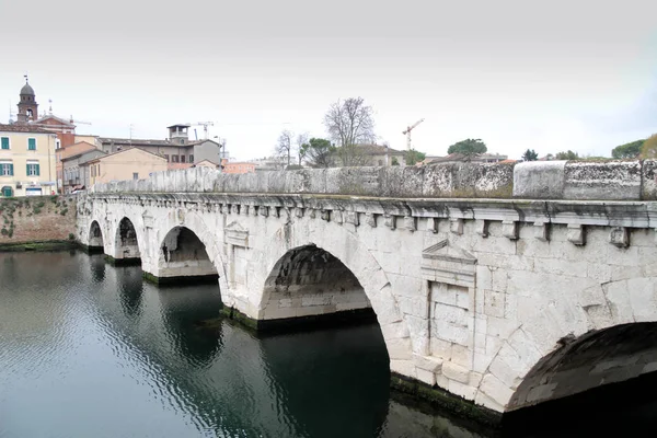 Ponte di Tiberio è un ponte romano a Rimini, Italia . — Foto Stock