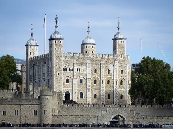 Thames nehrinden görülen Londra Kulesi