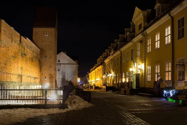 Alte Befestigungsmauer in der alten Riga - berühmte europäische Stadt, in der Touristen eine einzigartige Atmosphäre des Mittelalters finden können — Stockfoto