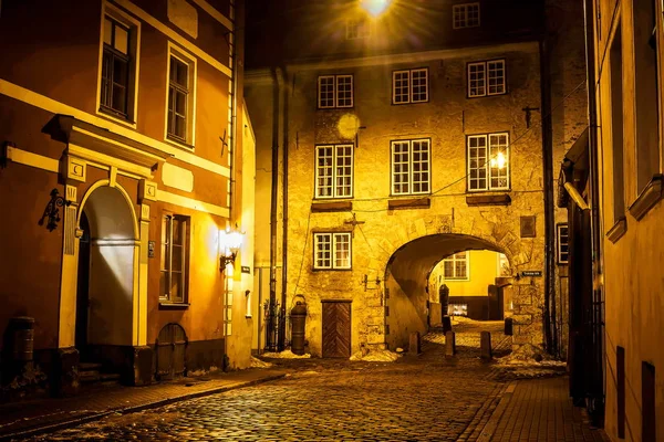 リガの旧市街の観光客が中世の雰囲気を見つけることができる有名なヨーロッパの都市スウェーデン門 — ストック写真