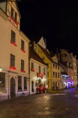 Old Riga - turist Orta Çağ eşsiz bir atmosfer nerede ünlü Avrupa şehri gecede