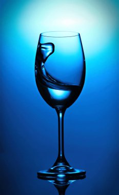 Mavi şarapla kadeh kaldırıyorum. Splash.