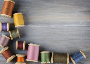 Ahşap arka plan iş parçacığında eski makaralar