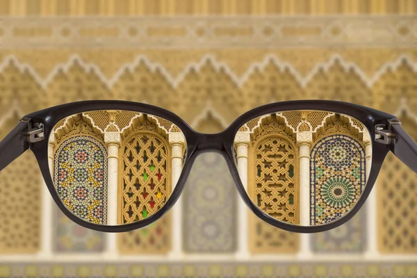 Gözlük lens arka plan bulanık ile açık cityscape odaklı.