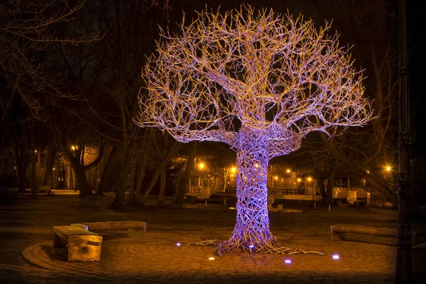 Liepaja, Lettland - mars 2017: Minnesvärda plats Tree of Ghosts — Stockfoto