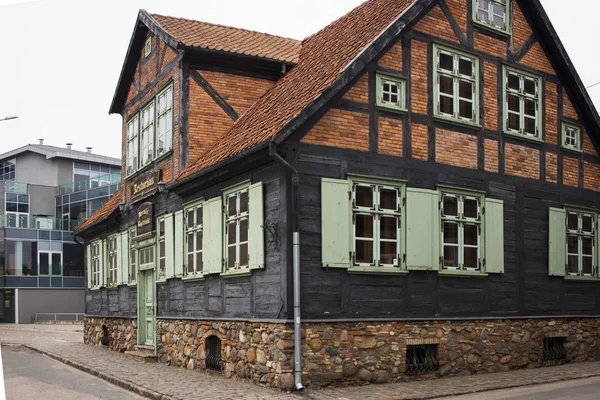 Liepaja, Lotyšsko - březen 2017: Dřevěná architektura — Stock fotografie