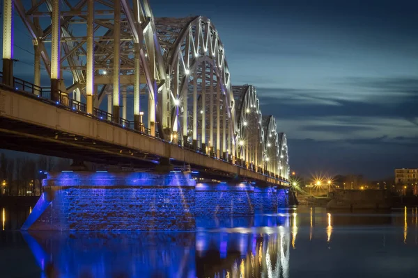 Cena panorâmica noturna com ponte ferroviária em Riga . — Fotografia de Stock