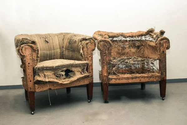 Çift eski kırık terk edilmiş kanepe