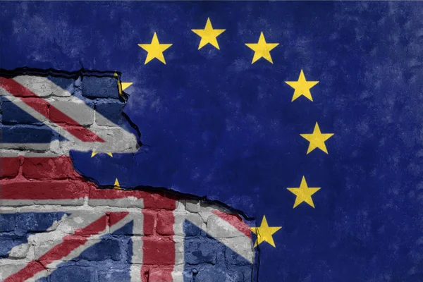 brexit mavi Avrupa Birliği AB bayrağı kırık duvarda ve yarım Büyük Britanya bayrağı