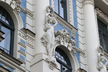 Eski bina heykeller ile - kadın Art Nouveau tarzında Jugendstil cephe