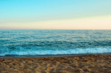 Beach, dalga ve Akdeniz deniz üzerinde gün batımı