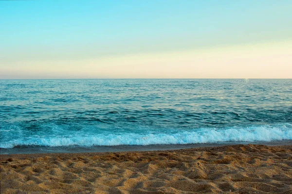 Beach, dalga ve Akdeniz deniz üzerinde gün batımı