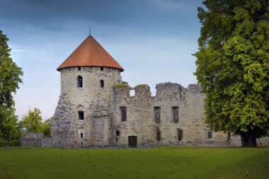 Cesis Ortaçağ Livonya kalesi kalıntıları