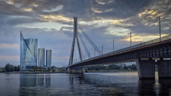 Askılı köprü üzerinden daugava Nehri Riga, Letonya.