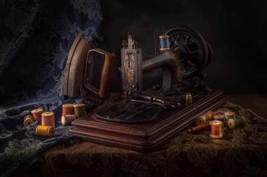 Makas ve bez ile bağbozumu dikiş makinesi