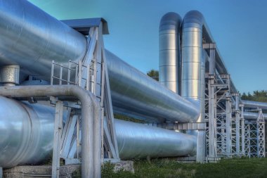 Sanayi bölgesi. Close-Up bir petrol rafinerisi bitki Endüstriyel boru hatları
