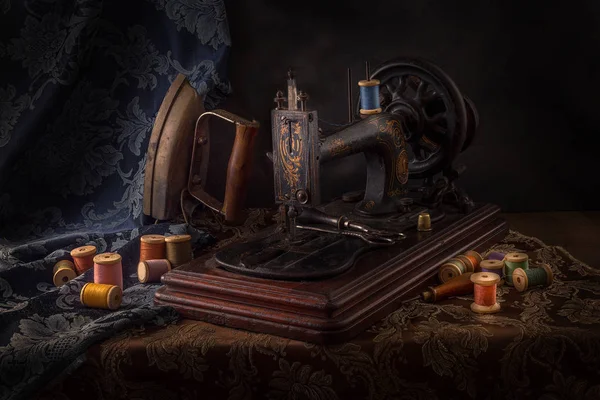 Makas ve bez ile bağbozumu dikiş makinesi