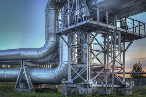 Průmyslová zóna. Detail průmyslových potrubí rafinérie ropy závodu — Stock fotografie