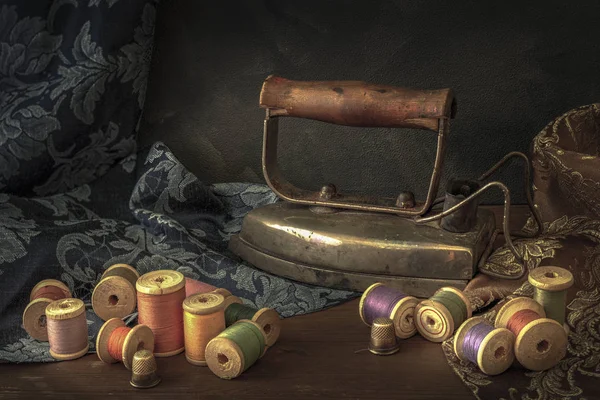 Vintage strijkijzer met een schaar en doek — Stockfoto