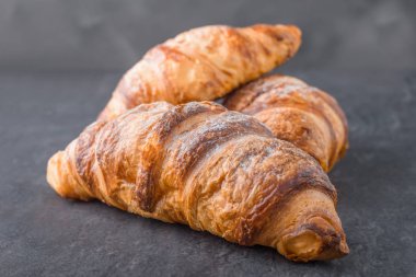 Üç ay çöreği bir gri arka plan portre üzerinde pudra şekeri serpilir