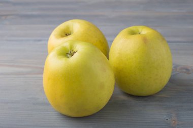 Gri arka plan üzerinde taze elma