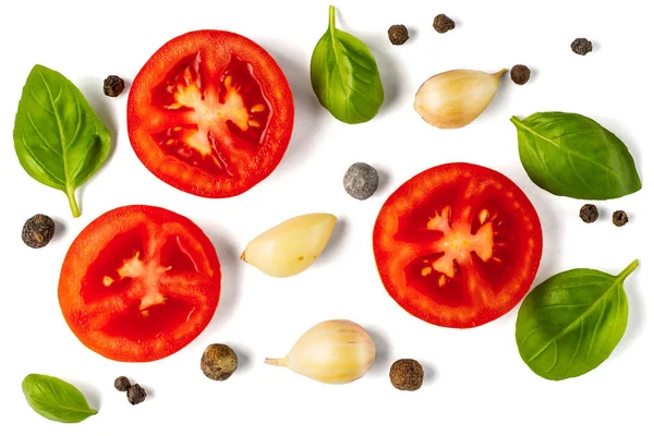 domates, sarımsak ve beyaz arka plan üzerinde üstten görünüm izole fesleğen
