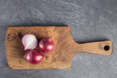 Üç soğan, ahşap tahta üzerinde bir kesik