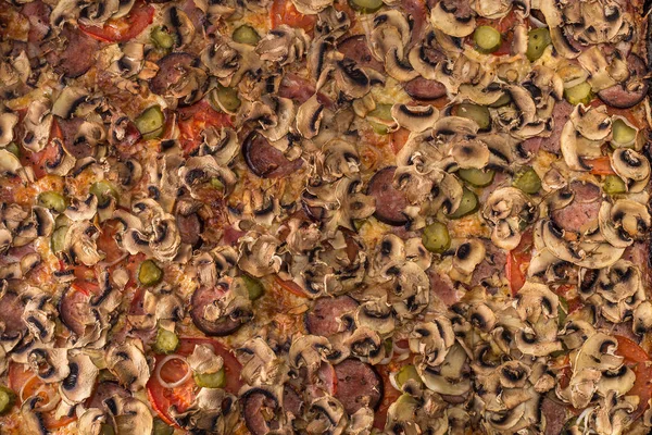 Pizza caseira com presunto, cogumelos, mussarela, fundo de comida — Fotografia de Stock