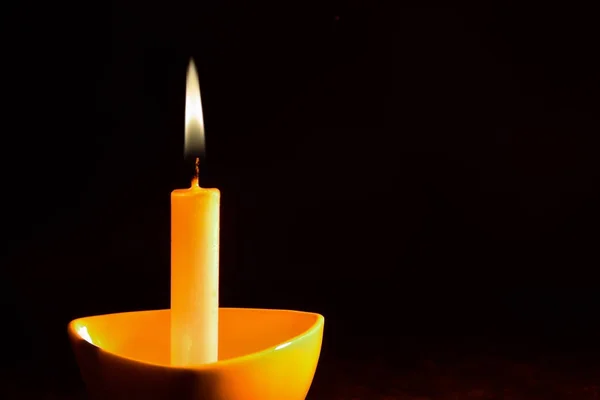 Светящаяся свеча на темном фоне — стоковое фото
