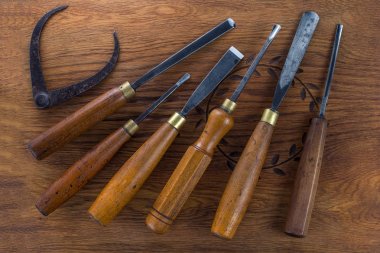 Ahşap, ahşap arka plan üzerinde heykel araçları oyma için ahşap keski seti