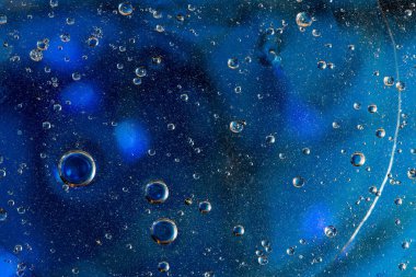 Diğer taraftaki ayın, mavi arka plan görüntüsünü alan