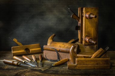 Natürmort marangozluk aletleri, tezgah uçaklar, Ahşap oyma keski ile