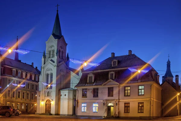 Starej średniowiecznej ulicy w zabytkowym centrum Rygi, w nocy. — Zdjęcie stockowe