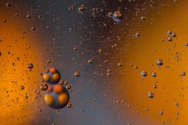 arka plan kırmızı renkli petrol kabarcıklar su yüzeyinde soyut