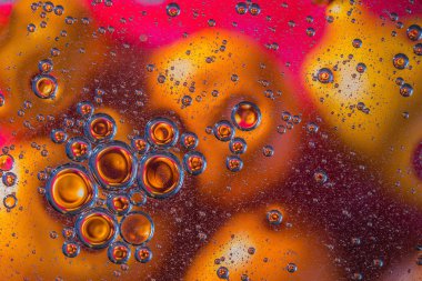 arka plan kırmızı renkli petrol kabarcıklar su yüzeyinde soyut