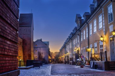 Riga, Letonya, 2017 Aralık: Old Town süslenmiş Noel sokak gece