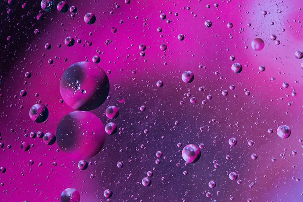 물 표면에 화려한 기름 거품 추상화 레드 배경 — 스톡 사진