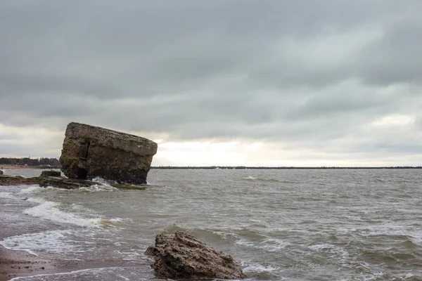 Fortificaciones abandonadas en la costa del mar Báltico en Liepaja Letonia — Foto de Stock