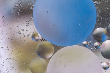 arka plan kırmızı renkli petrol kabarcıklar su yüzeyinde soyut