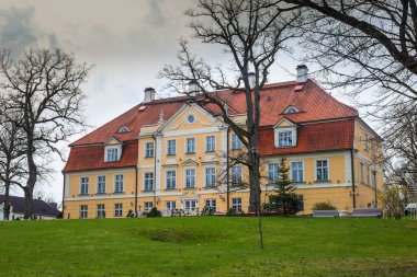 Arka planı mavi gökyüzünün antik manor.