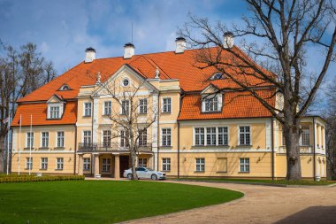 Arka planı mavi gökyüzünün antik manor.