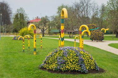 Sigulda, Letonya - 8 Mayıs.2018. Bir park baston ve şemsiye