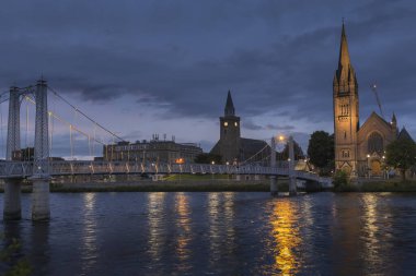Ness nehri üzerindeki yaya köprüsünün gece canlı görüntüsü, Inverness.