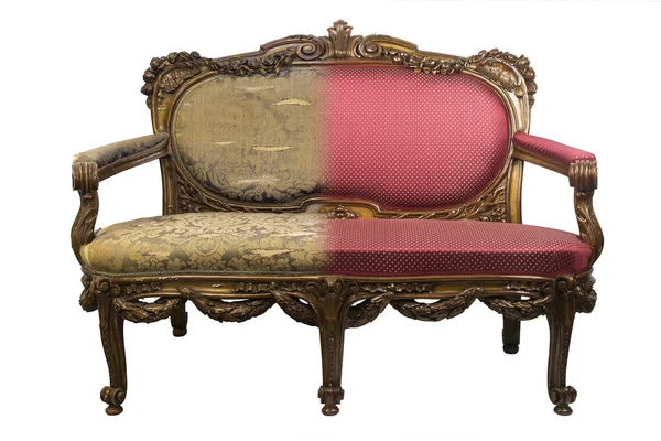 Antikes Vintage-Sofa vor und nach der Restaurierung, auf einem einzigen Foto — Stockfoto