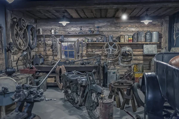 Interior de uma oficina antiga, equipamento de garagem pequena — Fotografia de Stock