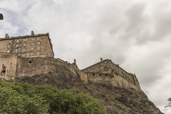 Looking up the hill at Edinburgh Castle. — Stock Photo, Image